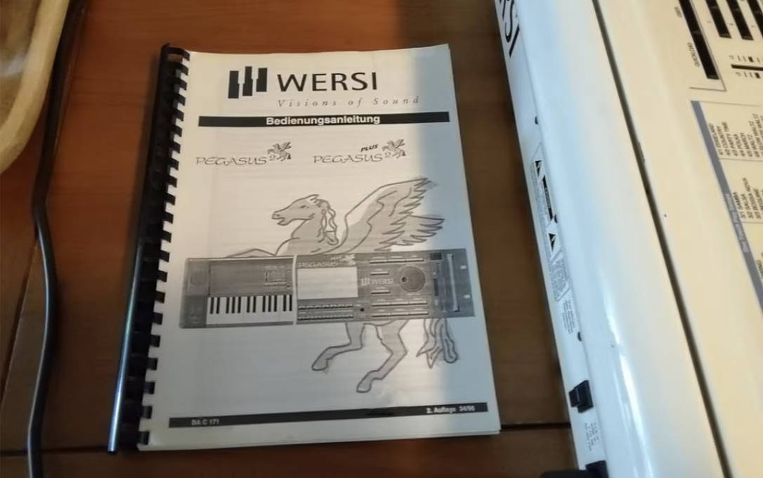 Te Koop Aangeboden Tweedehands in Nieuwstaat verkerende Wersi OAX1 2 klaviers met Baspedaal.